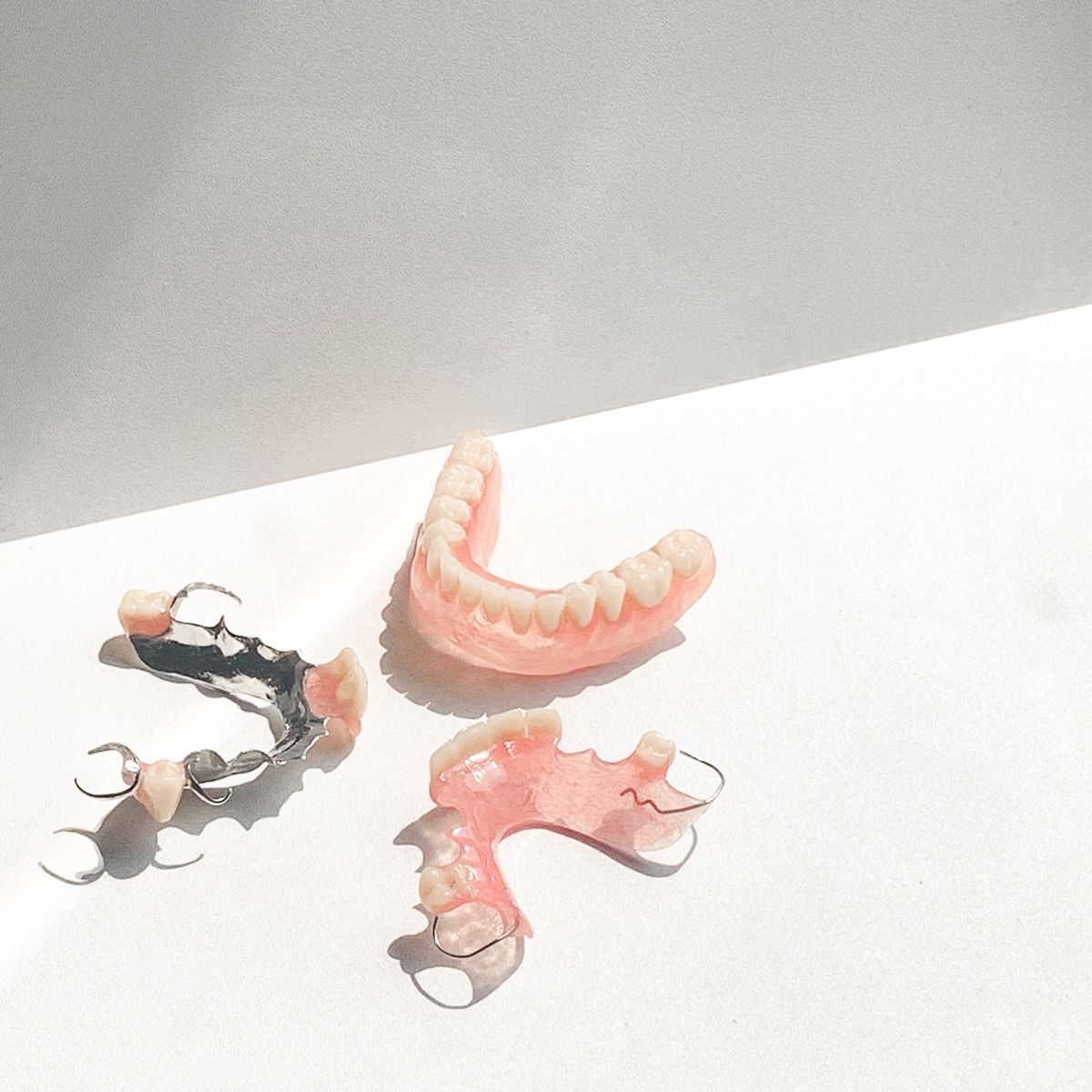 Kokybiškas dantų protezavimas karūnėlėmis ir implantais odontologijos klinikoje